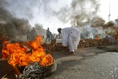 Des manifestants soudanais barrent une rue à Khartoum, en brûlant des pneus, alors que les forces de l'ordre tentent de disperser un sit-in du mouvement de la contestation le 3 juin 2019