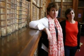 Elisabeth Perié, responsable des bibliothèques d'Ajaccio, et Vannina Schirinsky-Schikhmatoff, conservatrice, dans la bibliothèque d'Ajaccio, le 18 avril 2018