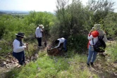 Des membres d'un collectif recherchent les restes de personnes disparues, le 5 septembre 2021 à la périphérie d'Hermosillo, au Mexique