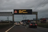 Panneau près de Caen (Calvados) mettant en garde les automobilistes contre des vents violents alors que le nord de la France fait face à la tempête Franklin, le 20 février 2022 
