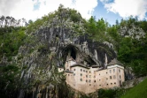 Le château de Predjama, construit dans une grotte près de Postojna
