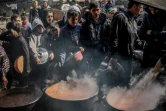 Des habitants de Beit Lahia, au nord de la bande Gaza, font la queue pour obtenir de la nourriture le 26 février 2024