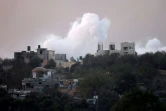 De la fumée, vue depuis la frontière entre Israël et la bande de Gaza, s'élève au-dessus du centre de Gaza le 9 janvier 2024