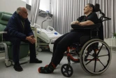 Lydie Imhoff lors d'un dernier entretien avec son médecin, Yves de Locht, à la veille de son euthanasie, le 31 janvier 2024 dans une chambre d'hôpital en Belgique