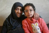 Yasmine al-Cham, survivante du tremblement de terre de février 2023, et sa grand-mère Samira al-Yassine, à Jindayris, dans le nord-ouest de la province d'Alep, le 4 février 2024 en Syrie
