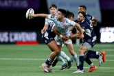 Le centre du Racing Nolan Le Garrec fait une passe contre Agen, le 27 décembre 2020 à Nanterre