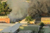 Un bâtiment en feu pendant les émeutes à Port Moresby, le 10 janvier 2024