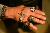 Un fan montre ses bijoux, des copies de ceux portés par son idole Johnny Hallyday, devant la maison du chanteur à Marne-la-Coquette, le 6 décembre  2017