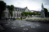 Des pèlerins avant la réouverture du sanctuaire de Lourdes, fermé pour la première fois de son histoire pendant deux mois, pour cause d'épidémie, le 16 mai 2020 à Lourdes