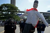 Des manifestants portent une effigie du président intérimaire du Sri Lanka, Ranil Wickremesinghe, à Colombo, le 19 juillet 2022