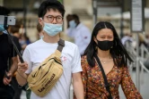 Des touristes asiatiques portent un masque de protection, le 15 août 2020 à Paris 