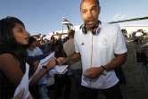 Mardi 1er juin 2010 - Aéroport de Pierrefonds - Saint-Pierre - L'équipe de France de football arrive à La Réunion