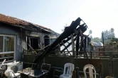 Un pompier israélien éteint une flamme sur le site d'une attaque à la roquette, lancée depuis le sud du Liban, à Katzrin sur le plateau du Golan occupé et annexé par Israël, le 21 août 2024