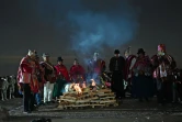 Des chamans aymaras ont dressé un bûcher avec des offrandes à la "pachamama" (terre-mère) lors de la célébration du Nouvel An Aymara à Tiwanaku, en Bolivie, le 21 juin 2022