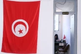 Un drapeau tunisien devant un bureau de la Haute autorité indépendante pour les élections, le 15 août 2019 à Sidi Bouzid