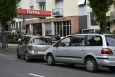 Des personnes font la queue devant une station essence à Rennes le 20 mai 2016