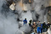 Les secouristes cherchent des survivants dans les décombres d'un immeuble touché par une frappe russe à Ouman, en Ukraine, le 28 avril 2023