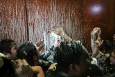Des manifestants jettent de la peinture blanche sur une porte à l'intérieur du siège du Sénat mexicain, à Mexico le 10 septembre 2024