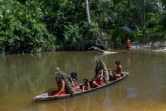Des indiens Waiapi traversent la rivière en canoé pour aller récolter du manioc qui sert à la fabrication du caxiri, une boisson fermentée artisanale, le 13 octobre 2017 dans la réserve Waiapi, à Manilha, au Brésil