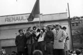 Jacques Sauvageot, vice-président du syndicat étudiant UNEF s'adresse au mégaphone aux étudiants et aux ouvriers de Renault Billancourt qui occupent leur usine le 17 mai 1968 