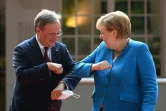 Armin Laschet (g), candidat de la droite aux élections en Allemagne, et Angela Merkel, la chancelière sortante, à Düsseldorf, le 23 août 2021 