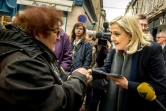 Marine Le Pen en campagne le 23 octobre 2015 à Senlis