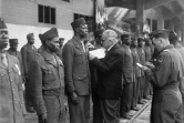 Le ministre des Outre-mer Marius Moutet décore les soldats sénégalais de la Seconde Guerre mondiale avant leur retour à Dakar à Marseille en avril 1946