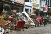 Des habitants de Bad Neuenahr-Ahrweiler (Allemagne) nettoient les débris après des inondations catastrophiques le 16 juillet 2021