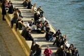 Des badauds sur les quais de Seine à Paris, le 6 mars 2021
