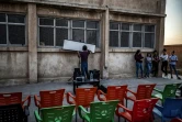 Installation d'un écran de cinéma de plein air pour diffuser un film dans une école de Sanjak Saadoun, en Syrie, le 28 juillet 2019