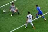 Le Brésilien Philippe Coutinho  bat de près le gardien du Costa Rica Keylor Navas à Saint-Pétersbourg, le 22 juin 2018