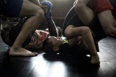 De jeunes garçons s'entraînent aux arts martiaux mixtes (MMA) à Chengdu en chine, le 2 juin 2017