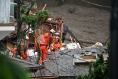Des pompiers à la recherche de survivants d'un gigantesque glissement de terrain à Atami(Japon) le 4 juillet 2021