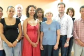 La 2000ème donneuse (jeune femme en robe rouge) et  le 1000ème donneur (jeune homme en chemise blanche) et l'équipe du centre de don (Photo : DR)