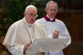 Le pape délivre son message de Pâques, le 12 avril 2020 dans la Basilique Saint-Pierre fermée aux fidèles en raison de l'épidémie de coronavirus, au Vatican