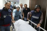 Le corps de la journaliste Shireen Abu Akleh tuée par un tir de l'armée israélienne, transporté à l'hôpital de Jénine, le 11 mai 2022 en Cisjordanie occupée