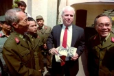John McCain à Hanoï le 19 octobre 1992