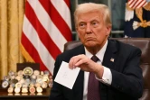 Le président américain Donald Trump montre une lettre laissée par son prédécesseur Joe Biden dans le Bureau ovale de la Maison Blanche, le 20 janvier 2025
