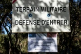 Une affiche invitant à respecter les lieux d'un cimetière sauvage d'enfants harkis situé sur un terrain militaire, le 5 février 2022 à Laudun-L'Ardoise, dans le Gard