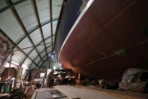 Un menuisier octogénaire restaure les cabines de l'Askoy II, le 3 avril 2018 à Zeebruges, en Belgique