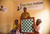 Robert Katende (c), l'entraîneur de Phiona Mutesi, lors d'une session d'entrainement à l'académie d'échecs de Katwe, banlieue de  Kampala, le 29 septembre 2016
