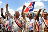 Des prisonniers Houthis libérés dans le cadre d'un accord d'échange, à leur arrivée à l'aéroport de Sanaa, le 14 avril 2023 au Yémen