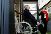 Une soignante aide Guy, 93 ans, à entrer dans un mobile-home où il va pouvoir déjeuner avec ses filles, le 12 novembre 2020 à l'Ehpad Beauregard de Villeneuve-Saint-Georges, près de Paris