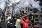Photo transmise par les autorités ukrainiennes montrant l'évacuation d'un homme blessé par le bombardement de son immeuble à Kiev, le 14 mars 2022