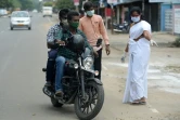 Une soignante propose un test de coronavirus à deux motards, à Chennai (Inde), le 30 août