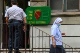 Une religieuse sortant d'un bureau de vote à Rome, où des élections ont lieu en dépit du coronavirus, le 20 septembre 2020
