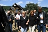 La chancelière allemande Angela Merkel (c) dans le village de Schuld, ravagé par 
les inondations, près de Bad Neuenahr-Ahrweiler, le 18 juillet 2021 en Allemagne