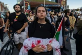 Une jeune fille tient un drap ensanglanté lors d'une manifestation pro-palestinienne à New York le 28 octobre 2023