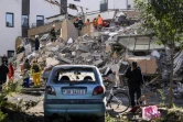 Des équipes de secours recherchent des survivants dans les décombres d'un immeuble effondré lors d'un séisme, le 27 novembre 2019 à Durres, en Albanie