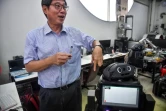 Le professeur Viboon Sangveraphunsiri montre un robot modifié pour s'occuper de malades atteints du coronavirus, le 18 mars 2020 à l'Université de Chulalongkorn à Bangkok